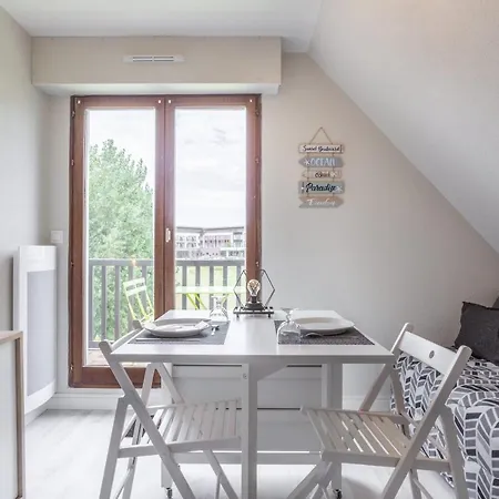 Charming Studio Close To The Beach In Appartement Cabourg